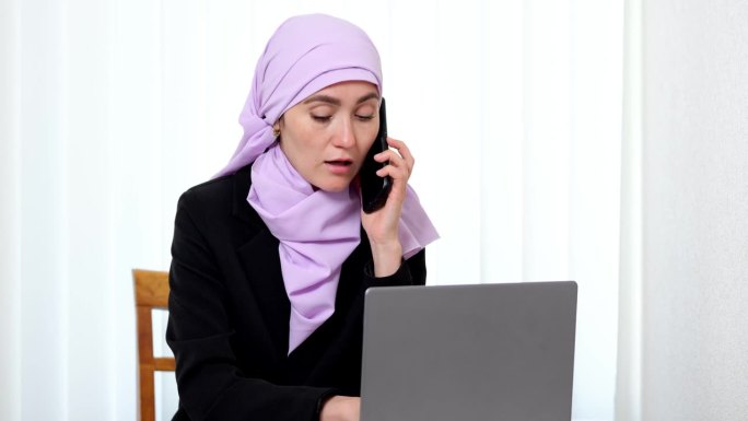 穆斯林妇女在电话中讨论项目细节