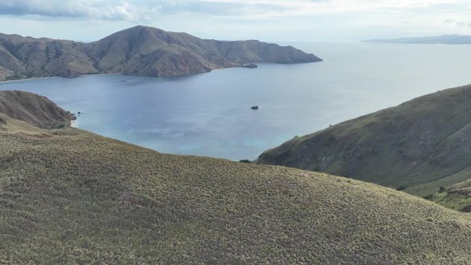 鸟瞰印尼科莫多岛风景优美的海湾