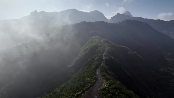 鸟瞰山坡上的道路，山的最高点在完全被森林覆盖的山脉中是美丽的，克卢德火山和蓝色的火山口，克卢德火山，