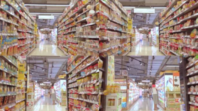 在超市内，手推车在人群和货架间移动的模糊图像