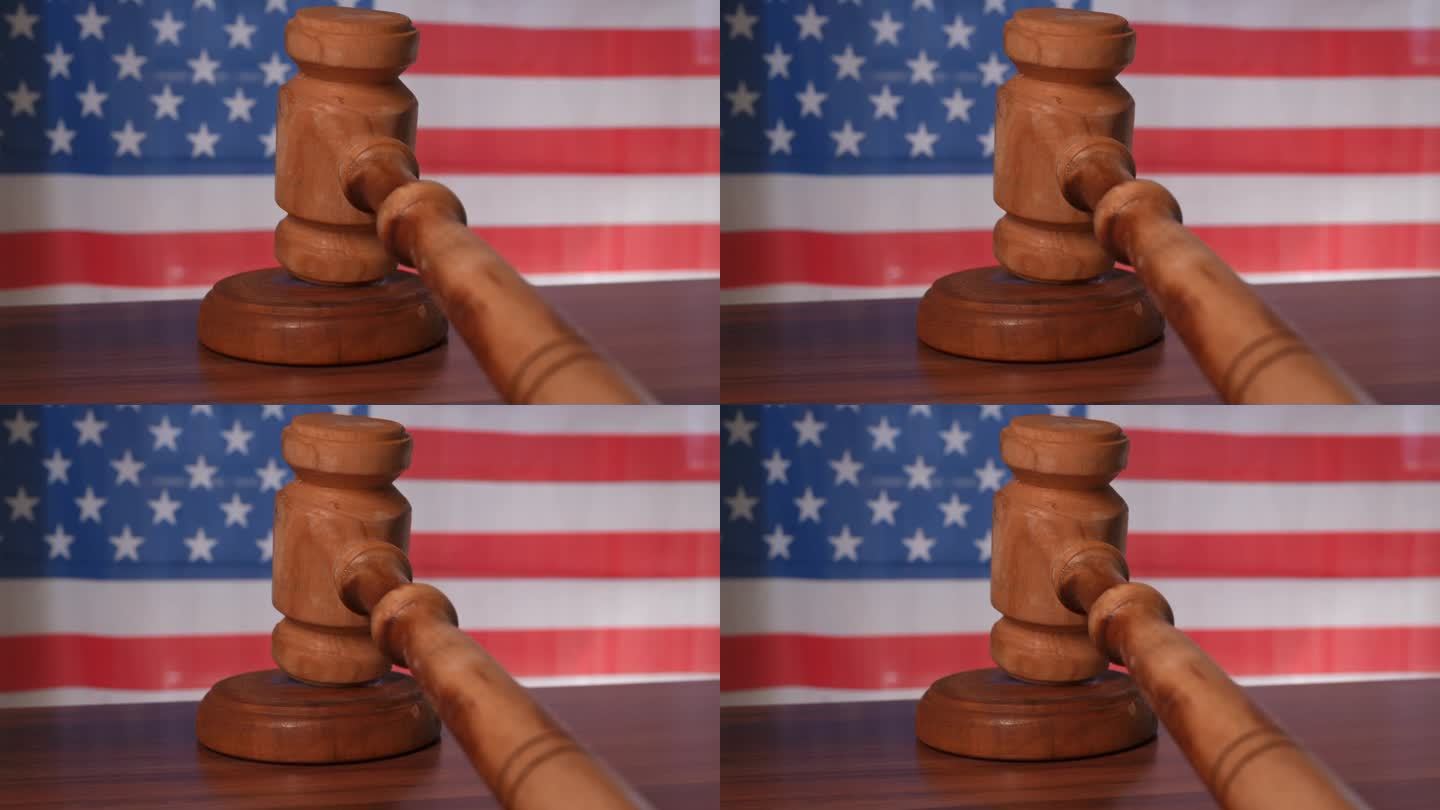 背景为美利坚合众国国旗的法官木槌