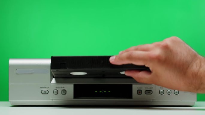旧录像机的特写，VHS。复古播放器，老式录像带广播上的绿色色度键背景，录音带。