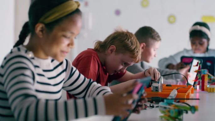 平板电脑，教育和技术与女孩在课堂上的科学，工程和创意。与孩子一起学习，数字化和项目，并在学校进行研究