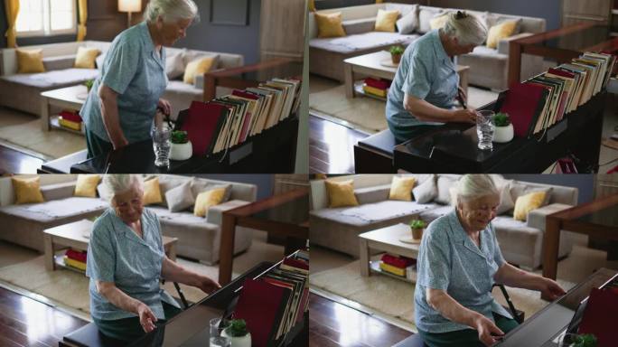 高兴的老妇人坐在钢琴前，打开家里的钢琴，回忆起她的青春