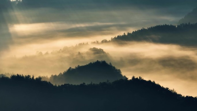 早晨有雾的山脉高山峰山脉连绵秋天
