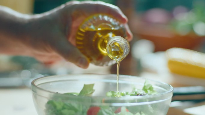在蔬菜沙拉中加入橄榄油