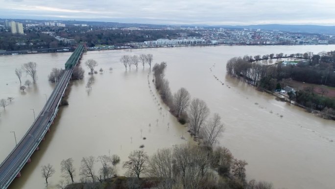 莱茵河和美因河河岸被洪水淹没