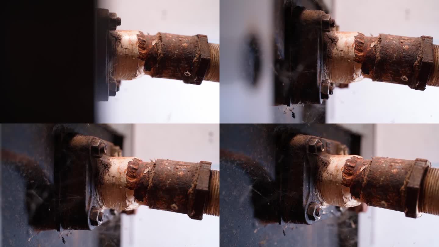 将水管连接到固体燃料锅炉。一根生锈的旧金属加热管连接着一个烧木头的炉子(特写)。金属因温度变化和潮湿