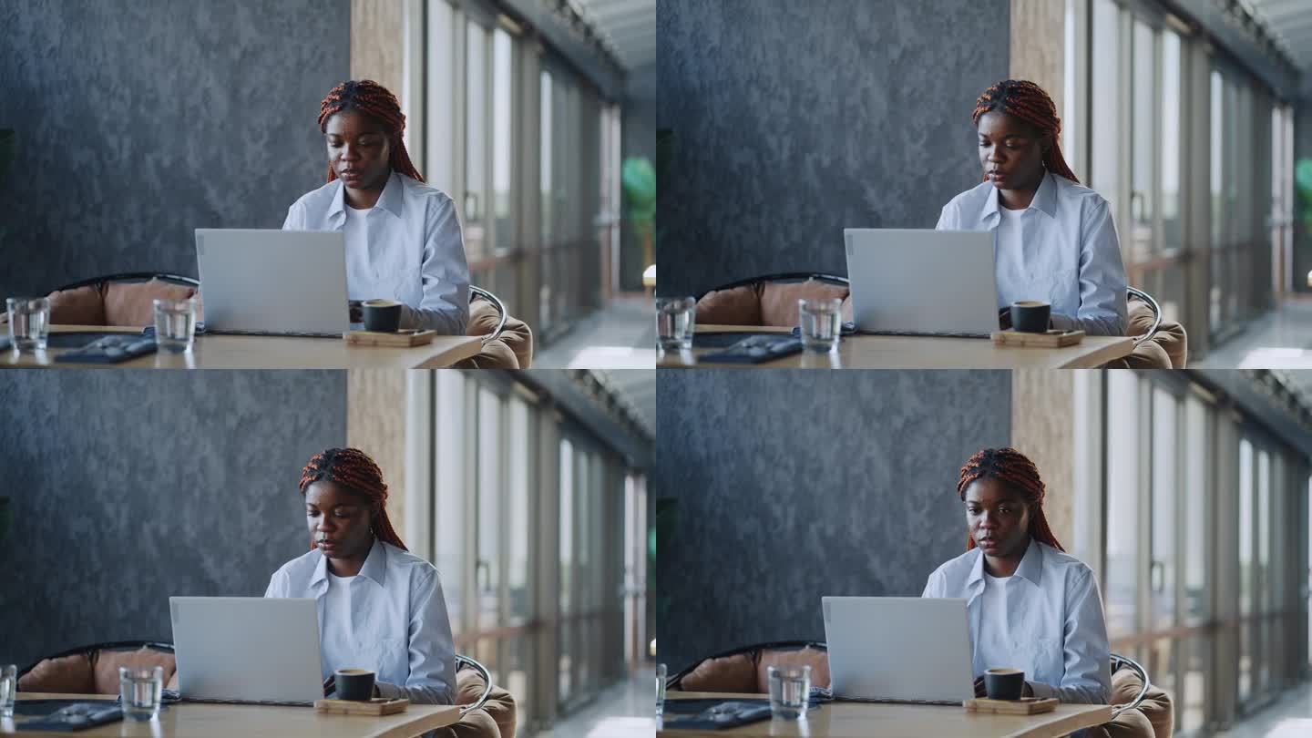 成功的商人:黑人企业家在网上有效地管理她的生意