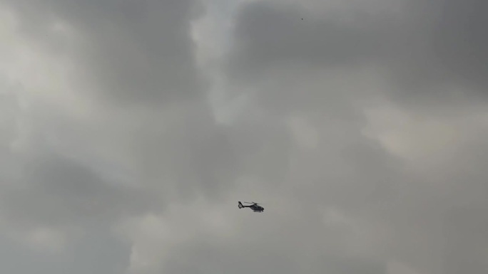 警用直升机在多云的天空下飞行