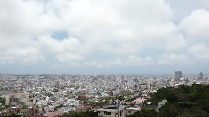 日本，冲绳，那霸:白天鸟瞰那霸市。延时拍摄。