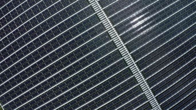 从空中俯瞰的太阳能电池板，一排排的多晶硅太阳能电池或漂浮在水面上的太阳能发电厂的光伏电池