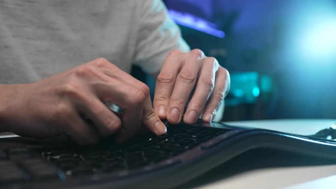特写镜头，不认识的技术人员男性组装拆卸键盘后，清理污垢。PC用户清洗后插入键盘键。