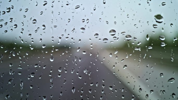 雨落在高速公路上行驶的汽车上
