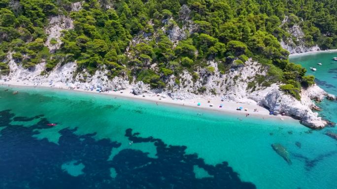 斯科普洛斯岛美丽的Hovolo海滩全景鸟瞰图