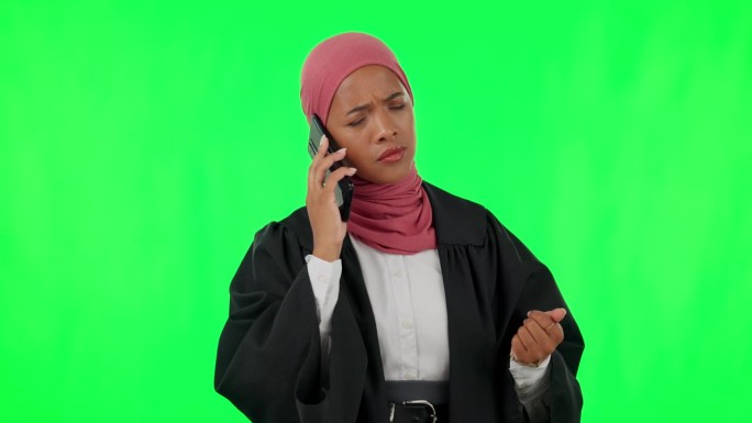 愤怒的女律师，电话和绿屏用喊话，失意的和谈判中的谈话模拟。年轻的穆斯林律师，愤怒和智能手机在演播室背