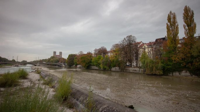 阴天慕尼黑市大教堂看河畔大桥全景4k延时拍摄德国