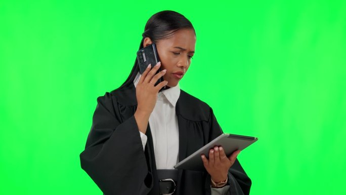 平板电脑，绿色屏幕和电话与法院法官在演播室阅读法律信息，研究或立法的审判。技术，法律和司法和一个女人