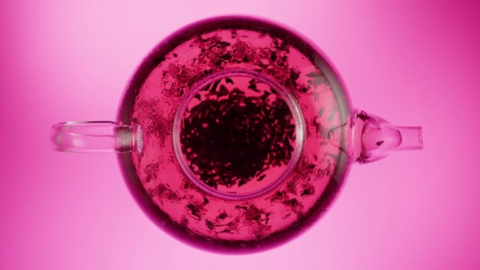 红果茶俯视图。现煮的粉红色背景木槿茶，健康的早晨，排毒饮料。