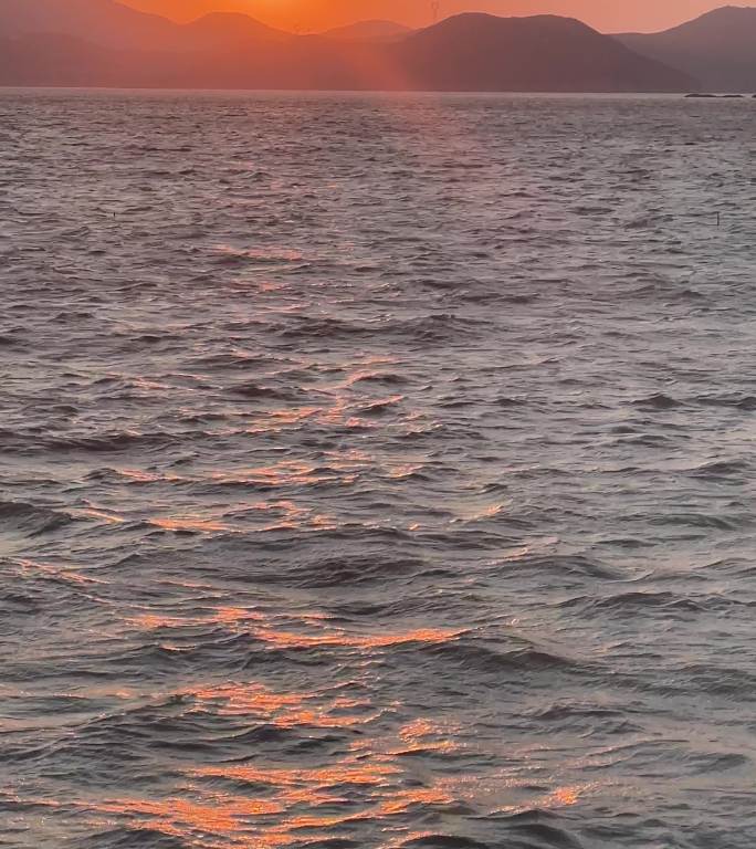 日落时分海面近光画面