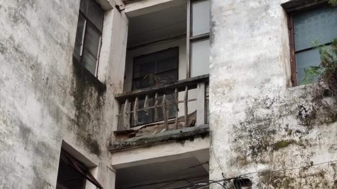 年代旧屋老建筑楼梯房安全隐患老破预制板房