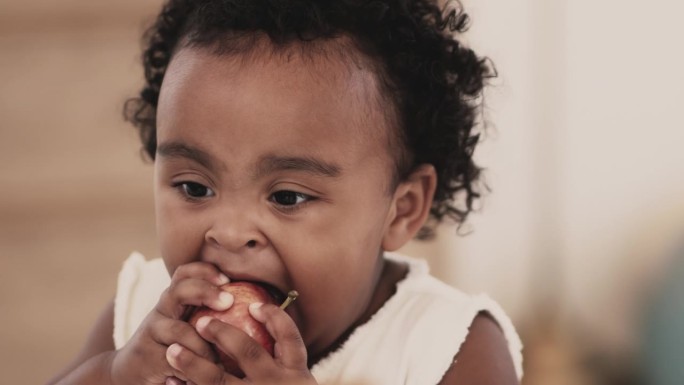 非洲小女孩吃苹果