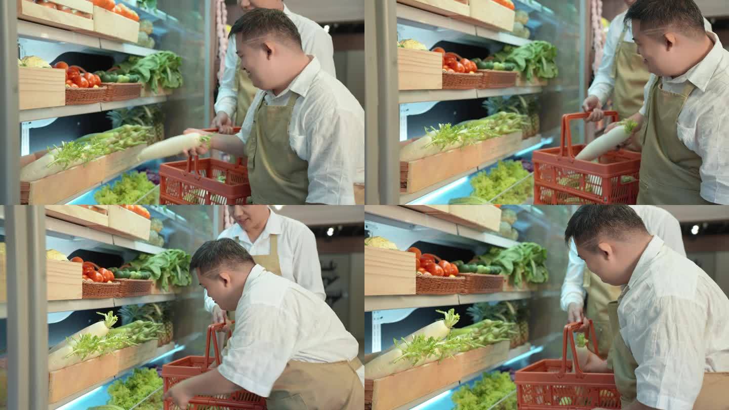患有唐氏综合症的年轻亚洲男子和他的中年男性同事站在冰箱前采摘蔬菜和食品，然后送到顾客家。残疾超市。