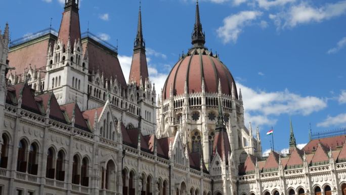 新哥特式风格的匈牙利国会大厦建筑。文艺复兴风格的中央穹顶。布达佩斯,匈牙利。