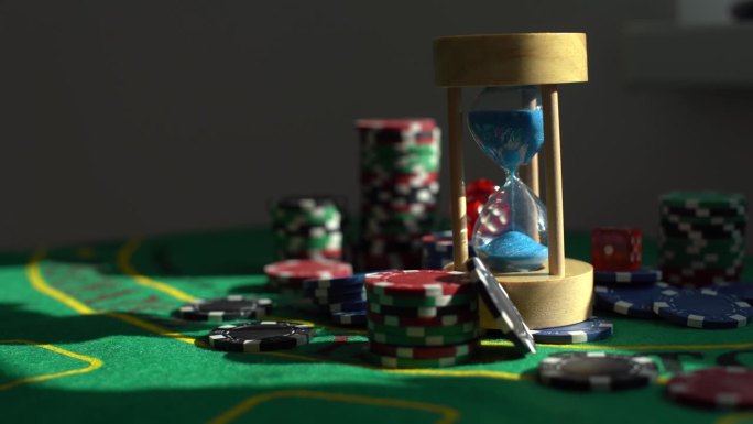 绿色桌子上的彩色扑克筹码