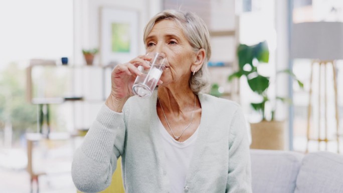 健康，家庭或健康的老年妇女饮用保健水或天然维生素在一个房子。退休，老年人放松或口渴的老年人，以液体补