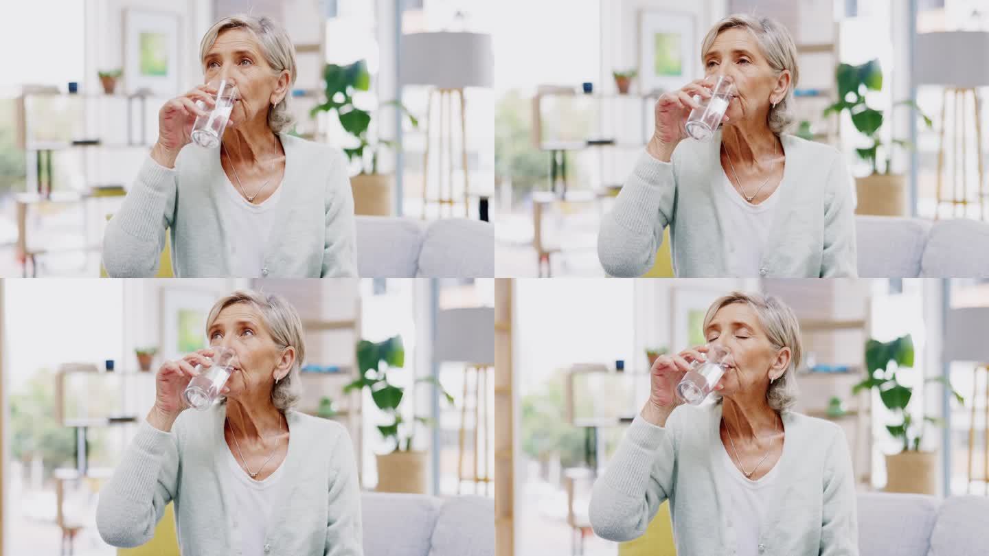 健康，家庭或健康的老年妇女饮用保健水或天然维生素在一个房子。退休，老年人放松或口渴的老年人，以液体补