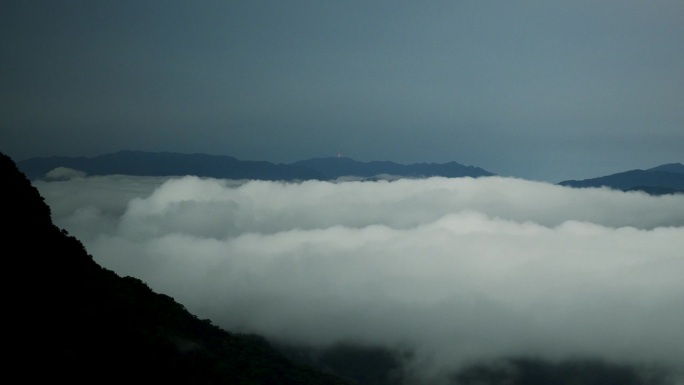雨后，山顶的云景千变万化。