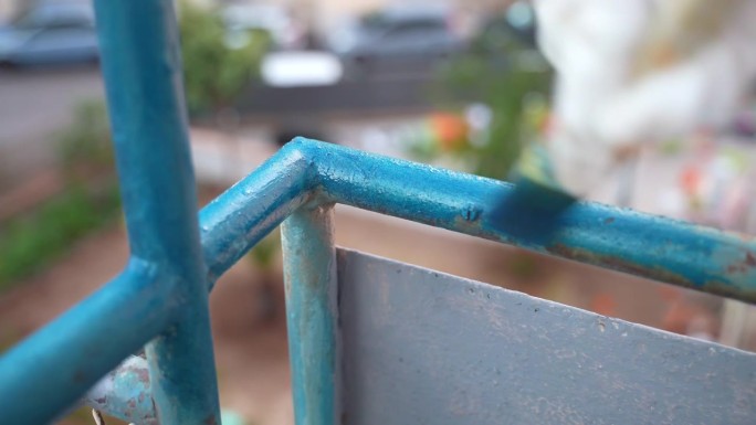 在改造钢阳台框架的过程中受到严重腐蚀，维修人员在防护手套上涂上金属表面专用化学蓝漆后进行抛光以防止腐