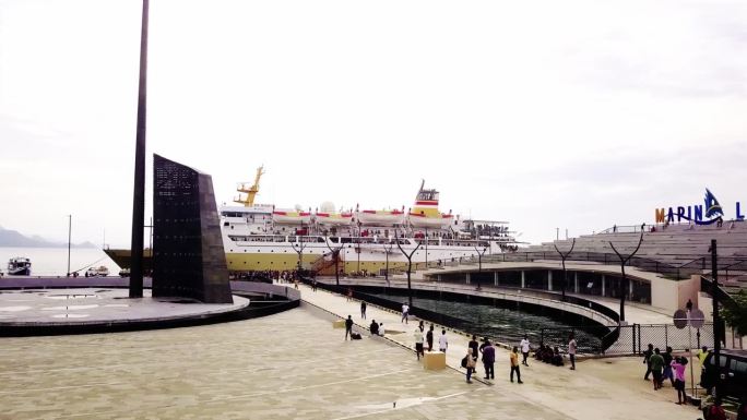 纳闽巴霍码头的景色。人们乘坐大型渡轮去纳闽巴霍度假。