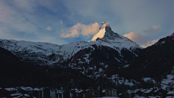 摄于采尔马特镇的云景，日出时瑞士阿尔卑斯山脉雄伟的马特洪峰