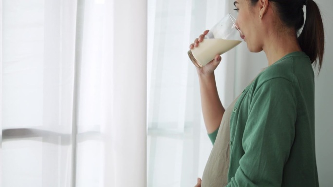 亚洲孕妇为了自己和胎儿的健康而喝牛奶。