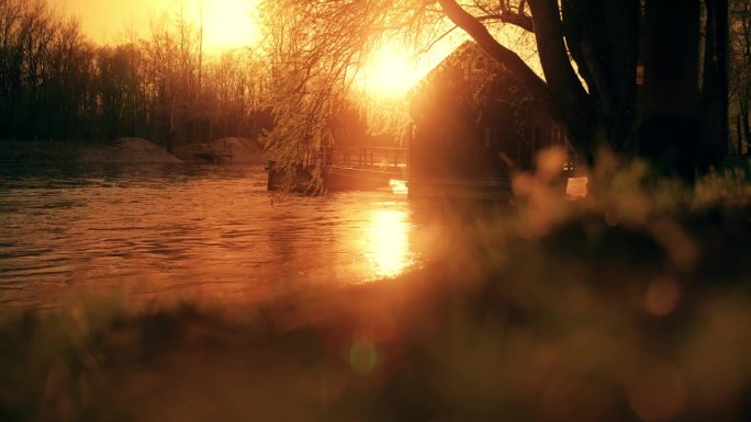 夕阳下的穆尔河上的传统水磨坊