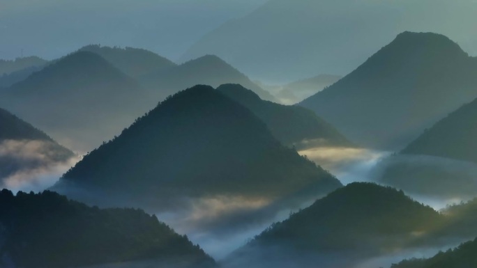 日出时有雾的山脉风景如画烟雾缭绕美丽风景