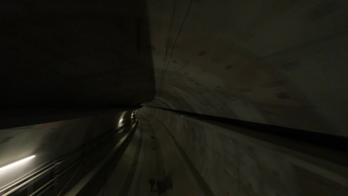 无人机飞行第一人称视角飞行通过隧道或下水道