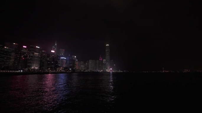 夜空下的香港摩天大楼全景图