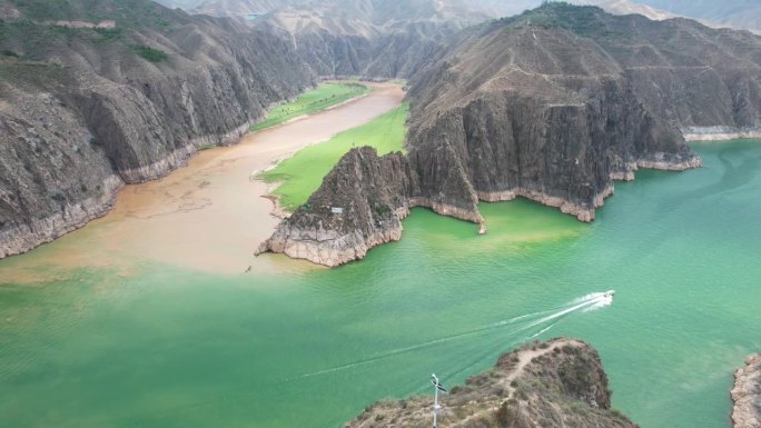 黄河河由绿变黄的鸟瞰图