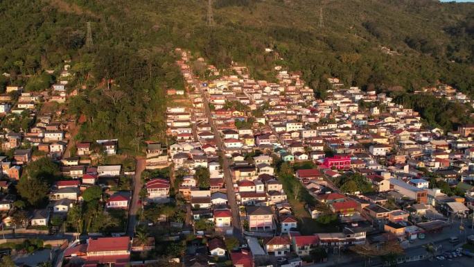 住宅区与公路、山海相连。在市中心的背景Florianópolis