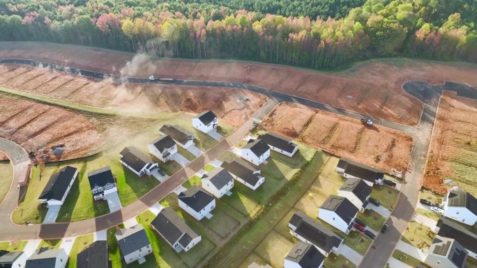 南卡罗来纳住宅区正在建造的密集住宅。美国梦之家是美国郊区房地产开发的典范