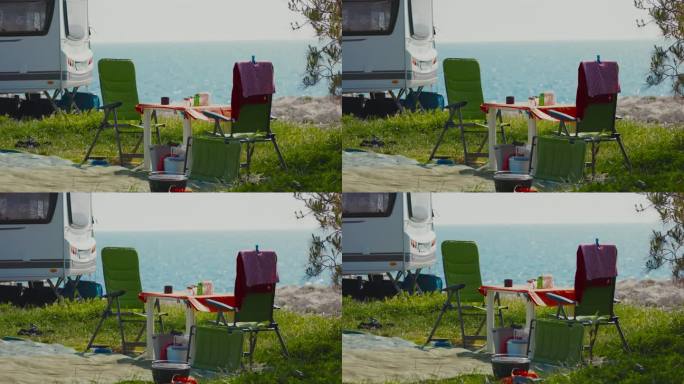 在海边露营。夏季在野外房车上的桌椅