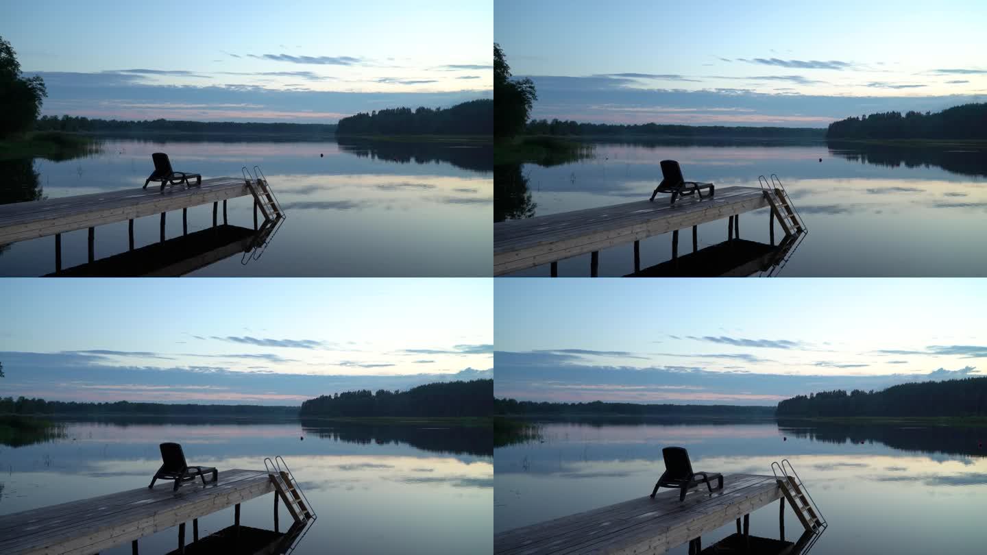 日落时的湖景和木码头