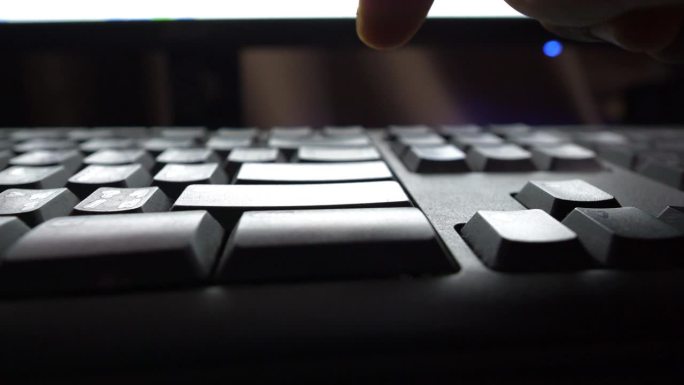 用你的手在键盘上打字，在社交媒体上发帖。