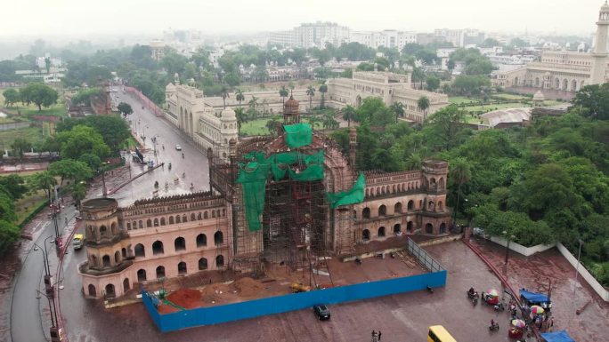 无人机拍摄的印度胡赛纳巴德钟楼和巴拉伊曼巴拉建筑正在进行翻新