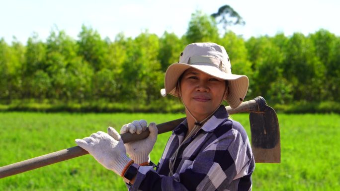 农妇肩上扛着锄头挖土的特写镜头