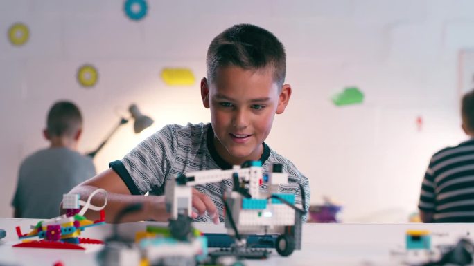 男孩，孩子和平板电脑测试机器人与机器人，科学和机械工程，编程和数字控制。教育方面，男生用科技、积木、