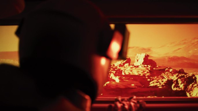 摇摇晃晃的火星探测器在红色星球火星表面旅行。宇航员望向窗外，看到贫瘠的景色